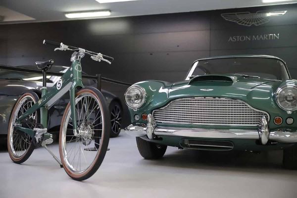 aston-martin-i-coleen-predstavljaju-db4-bicikl