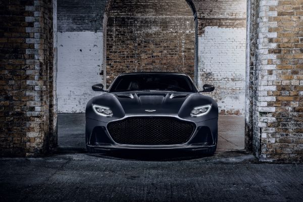 aston-martin-vantage-i-dbs-superleggera-u-duhu-agenta-007