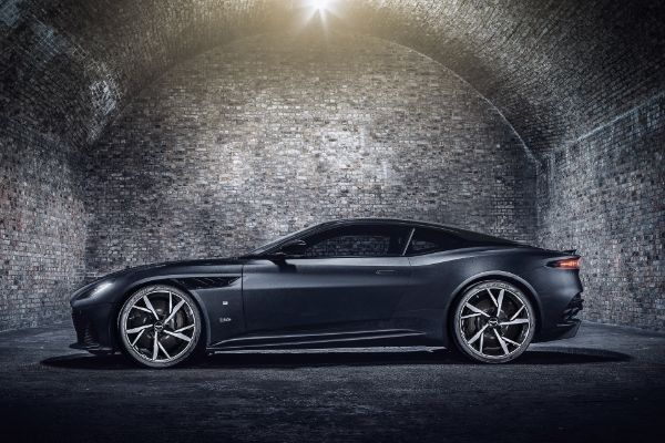 aston-martin-vantage-i-dbs-superleggera-u-duhu-agenta-007