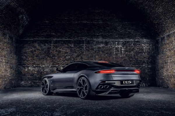 aston-martin-vantage-i-dbs-superleggera-u-duhu-agenta-007