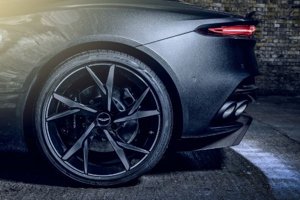 aston-martin-vantage-i-dbs-superleggera-u-duhu-agenta-007