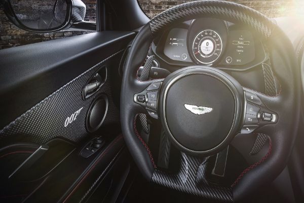 aston-martin-vantage-i-dbs-superleggera-u-duhu-agenta-007