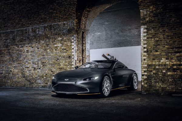 aston-martin-vantage-i-dbs-superleggera-u-duhu-agenta-007