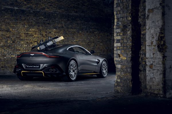 aston-martin-vantage-i-dbs-superleggera-u-duhu-agenta-007