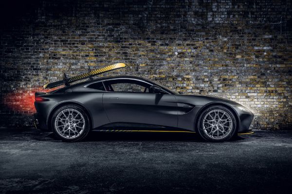 aston-martin-vantage-i-dbs-superleggera-u-duhu-agenta-007