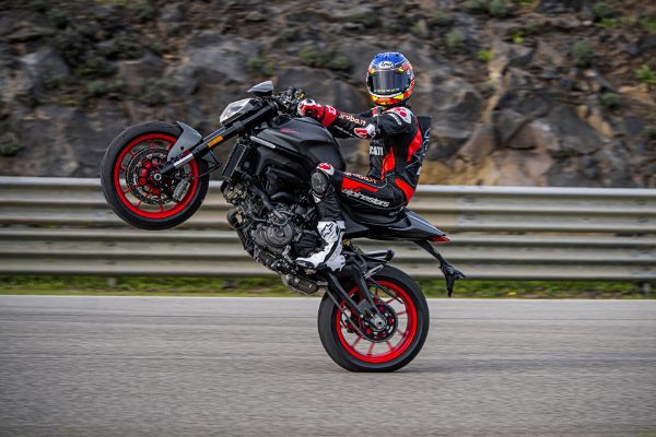 stize-novi-ducati-monster