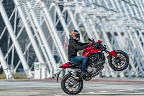 stize-novi-ducati-monster