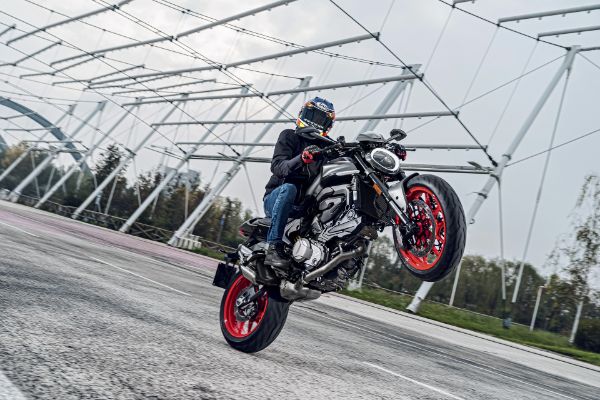 stize-novi-ducati-monster