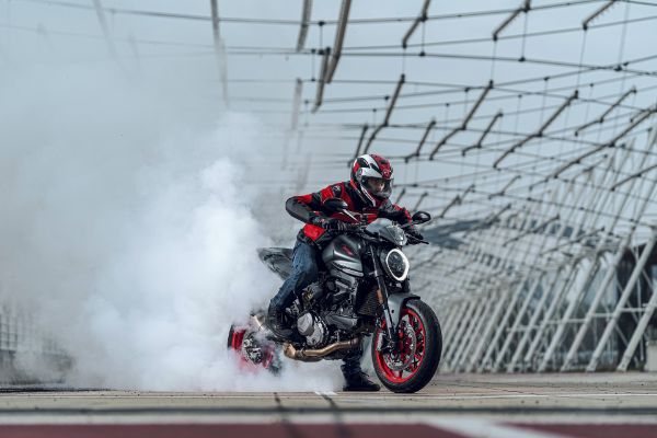 stize-novi-ducati-monster