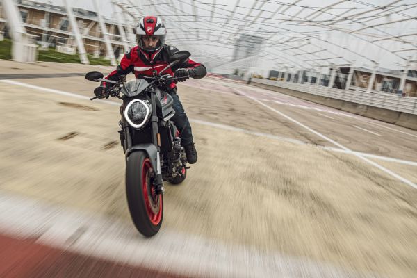 stize-novi-ducati-monster