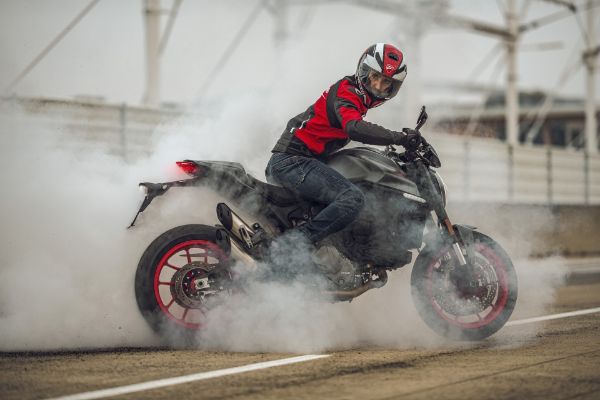 stize-novi-ducati-monster