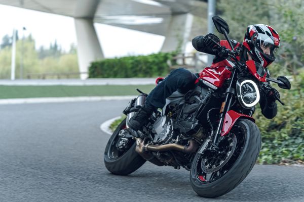 stize-novi-ducati-monster