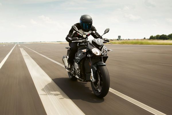 bmw-predstavlja-snazniju-verziju-1000-r-motora