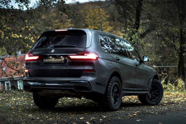 manhart-pretvorio-bmw-x7-u-mracnog-viteza