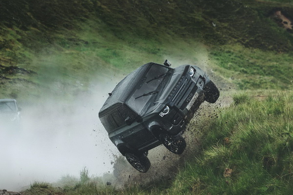 land-rover-defender-zvezda-novog-dzejms-bond-filma