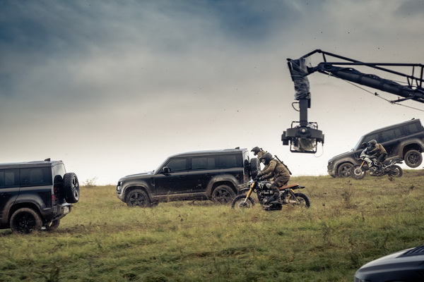 land-rover-defender-zvezda-novog-dzejms-bond-filma