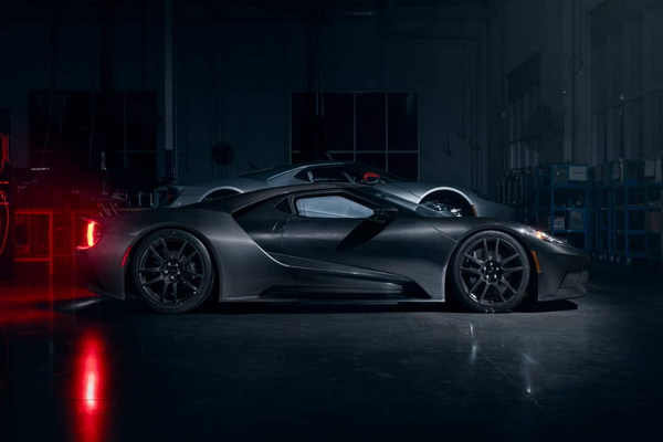 2020-ford-gt-liquid-carbon