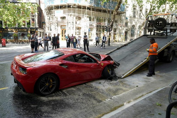 reper-swarmz-skucao-ferrari-u-autobus