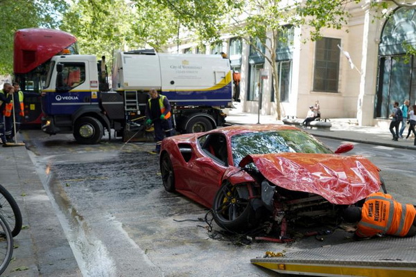 reper-swarmz-skucao-ferrari-u-autobus