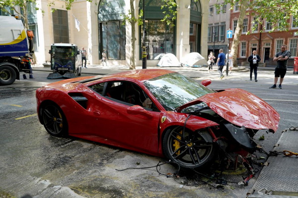 reper-swarmz-skucao-ferrari-u-autobus