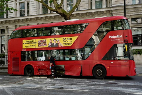 reper-swarmz-skucao-ferrari-u-autobus