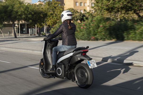 seat-predstavio-futuristicki-elektricni-skuter