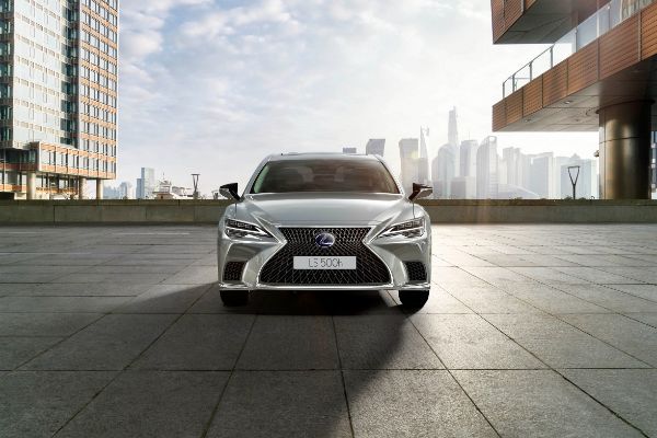 lexus-ls-evropska-premijera-unapredene-perjanice