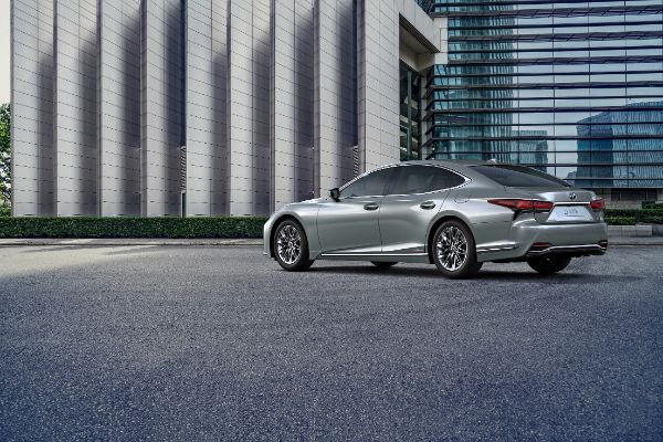 lexus-ls-evropska-premijera-unapredene-perjanice