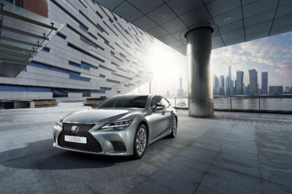 lexus-ls-evropska-premijera-unapredene-perjanice