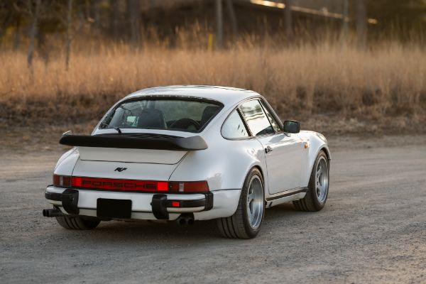 klasicni-porsche-911-iz-1981-godine-predstavlja-stvari-od-kojih-nastaju-snovi