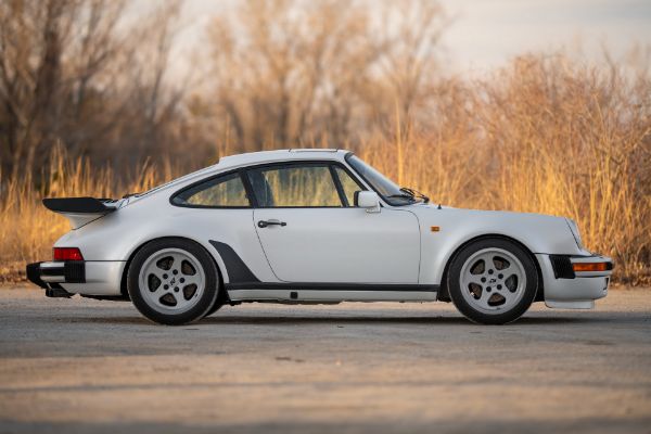 klasicni-porsche-911-iz-1981-godine-predstavlja-stvari-od-kojih-nastaju-snovi