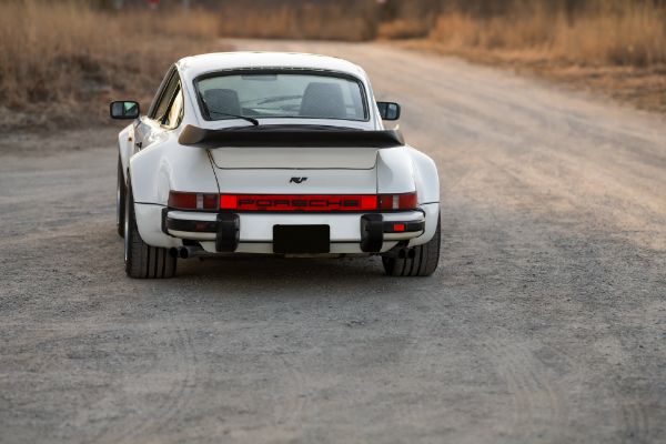 klasicni-porsche-911-iz-1981-godine-predstavlja-stvari-od-kojih-nastaju-snovi