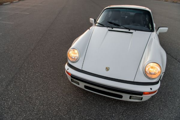 klasicni-porsche-911-iz-1981-godine-predstavlja-stvari-od-kojih-nastaju-snovi