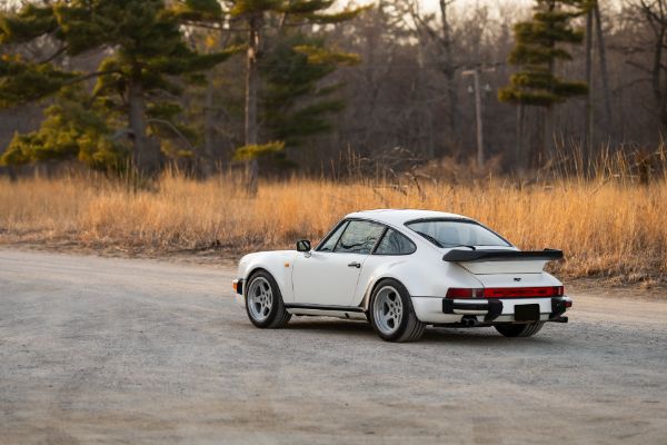 klasicni-porsche-911-iz-1981-godine-predstavlja-stvari-od-kojih-nastaju-snovi