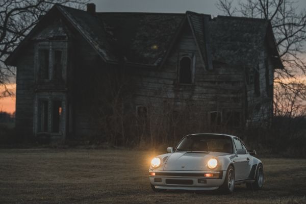 klasicni-porsche-911-iz-1981-godine-predstavlja-stvari-od-kojih-nastaju-snovi