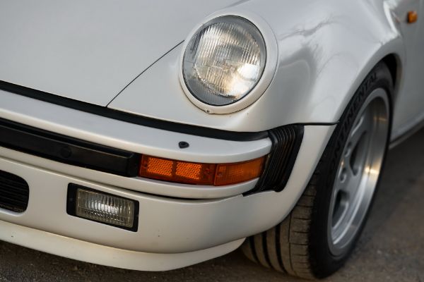 klasicni-porsche-911-iz-1981-godine-predstavlja-stvari-od-kojih-nastaju-snovi