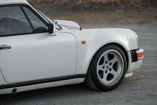 klasicni-porsche-911-iz-1981-godine-predstavlja-stvari-od-kojih-nastaju-snovi