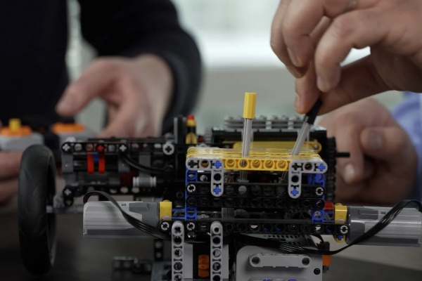 Kreiranje transmisija novih modela uz pomoć LEGO kockica