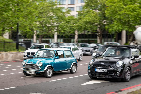 elektricne-konverzije-klasicnih-mini-modela-nissan-leaf-pogonskim-sklopovima