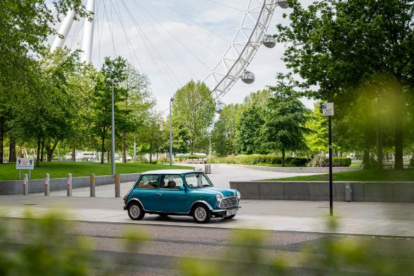 elektricne-konverzije-klasicnih-mini-modela-nissan-leaf-pogonskim-sklopovima