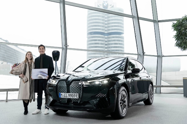 BMW svečano uručio ključeve svog milionitog električnog modela