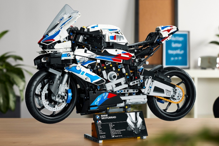 lego-bmw-m-1000-rr-sa-funkcionalnim-trostepenim-menjacem