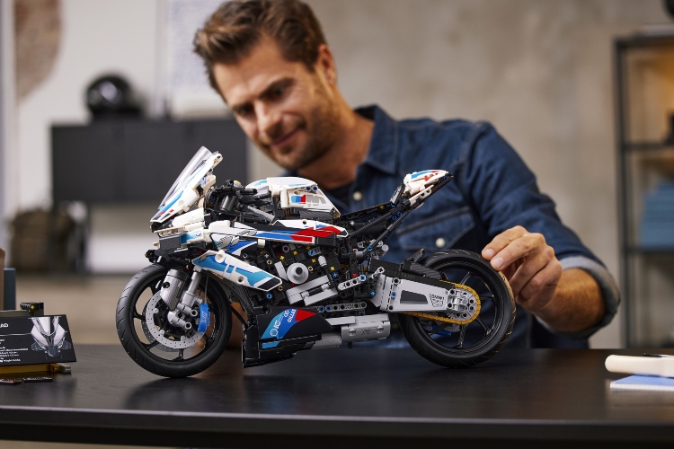 lego-bmw-m-1000-rr-sa-funkcionalnim-trostepenim-menjacem