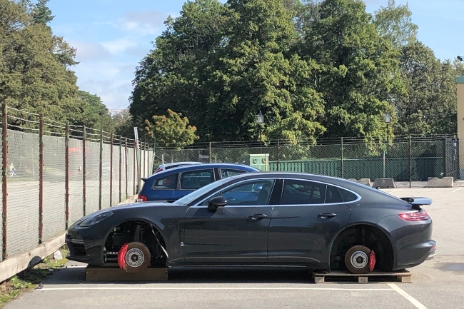 panamera-bez-tockova-na-stokholmskom-parkingu