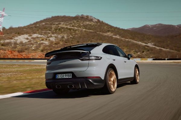 novo-porsche-savrsenstvo-v8-cayenne-coupe-turbo-gt-sa-brutalnih-631-ks