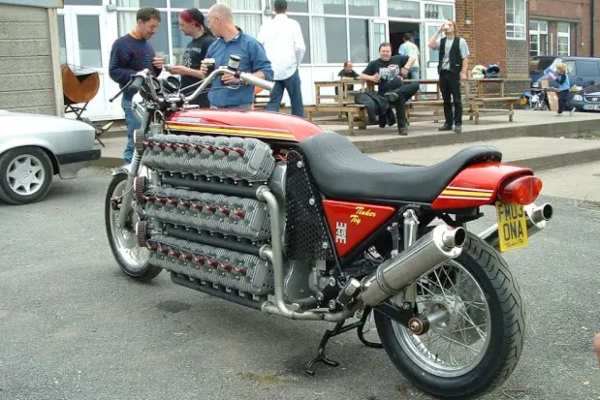 Potpuno nepraktičan ali krajnje zadivljujuć - Unikatni Kawasaki sa 48 cilindara