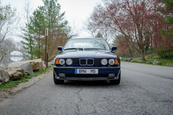 zadivljujuci-klasicni-e34-bmw-m5-niske-kilometraze-i-gotovo-fabrickog-stanja