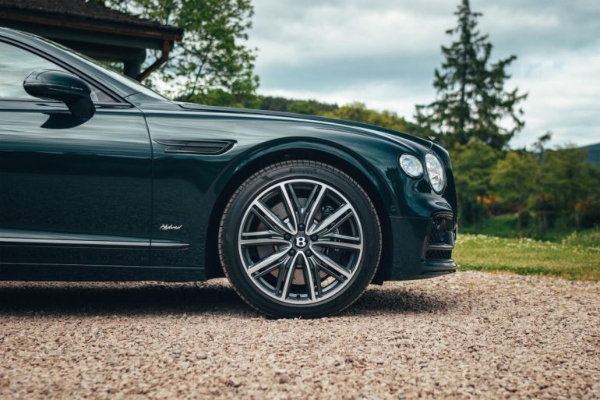 Bentley donosi novu seriju hibridnih varijanti Flying Spur automobila