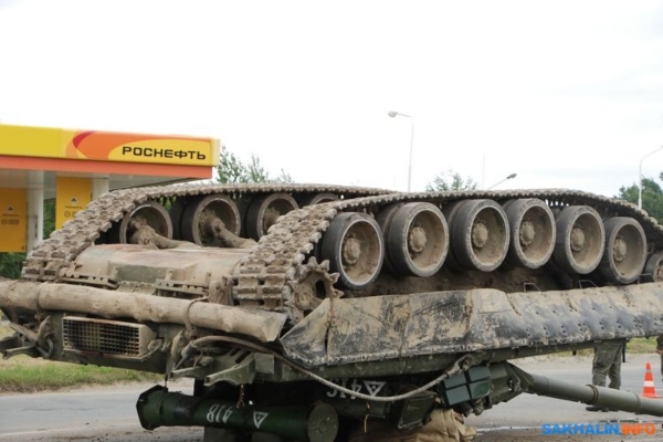 ruski-vojnici-prevrnuli-tenk-tezak-40-tona-na-sred-autoputa