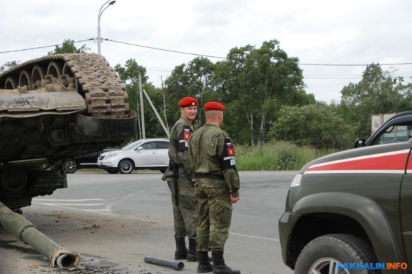 ruski-vojnici-prevrnuli-tenk-tezak-40-tona-na-sred-autoputa